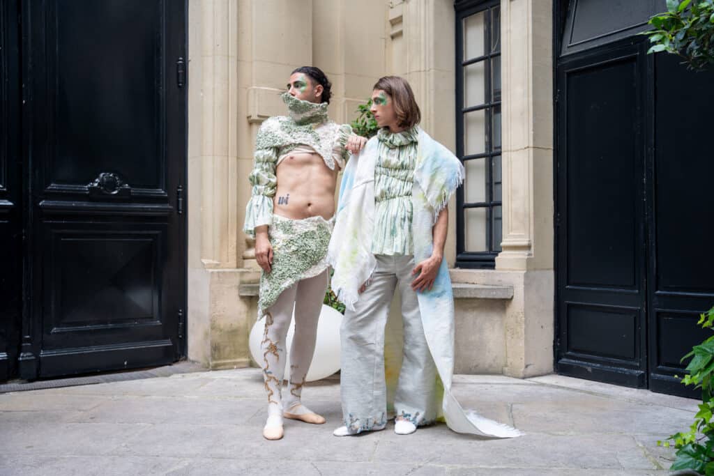 Deux mannequins posant dans une cour, habillés avec des tenues écoresponsable pour le concours EFashion Awards