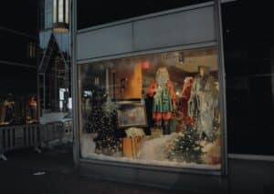 Découvrez l'art des vitrines de Noël dans les boutiques de mode : entre créativité, stratégie marketing et ambiance festive, ces décorations attirent les passants et renforcent l'identité des marques pendant les fêtes.